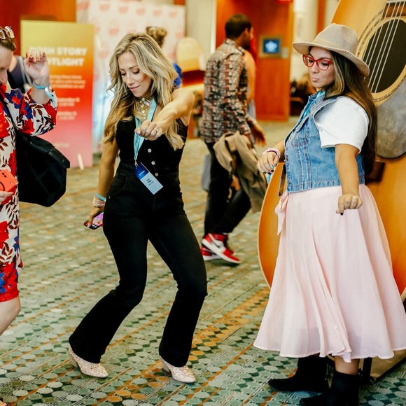 HEY! WELCOME TO MY CLOSET - Picture 7 of 11